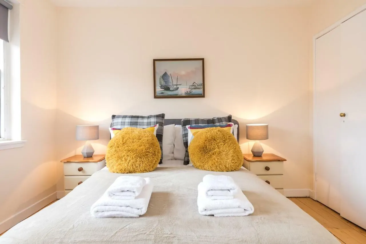 Sunny & Spacious Royal Mile Apt Dating From 1677 Edinburg
