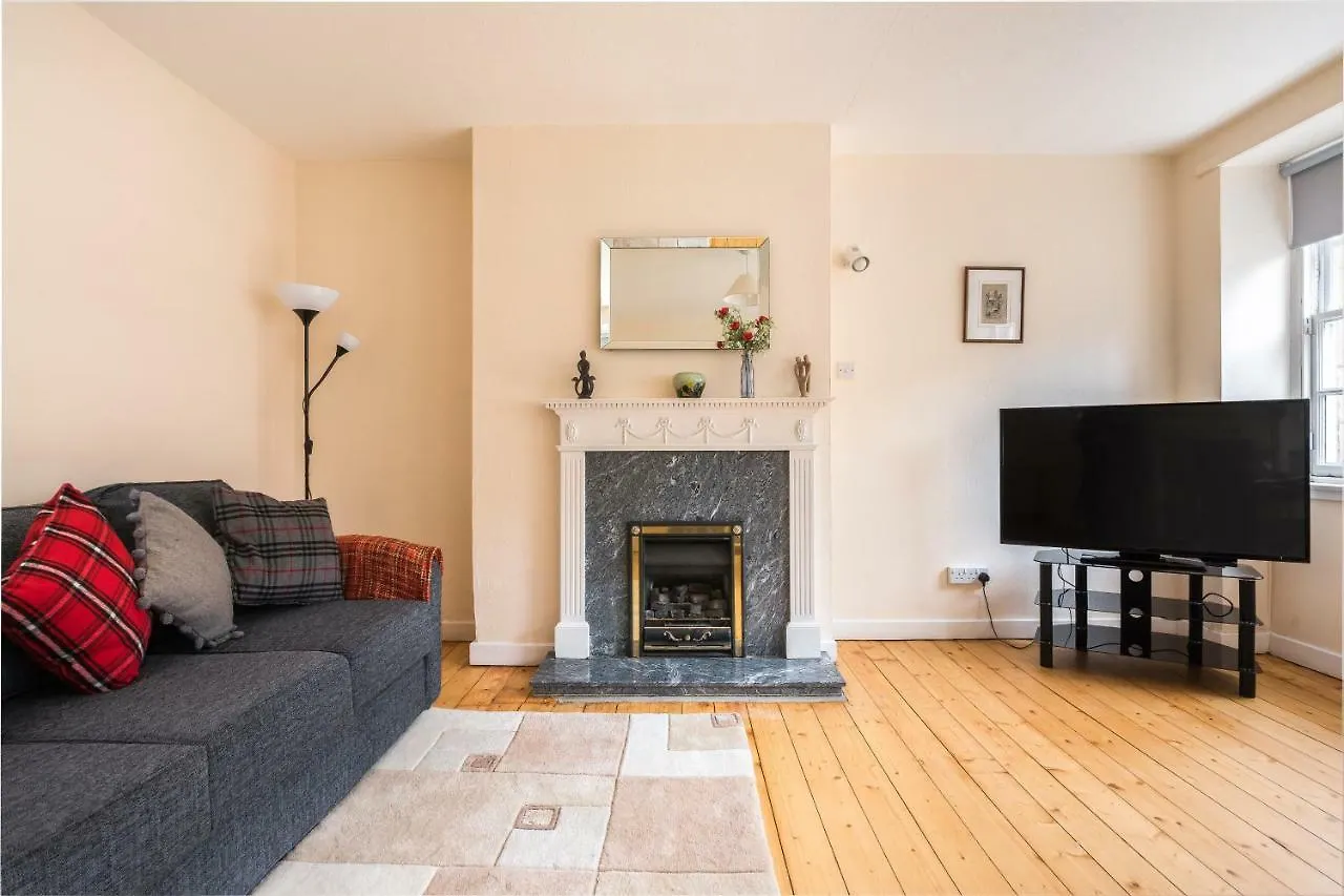 Sunny & Spacious Royal Mile Apt Dating From 1677 Edinburg Storbritannien