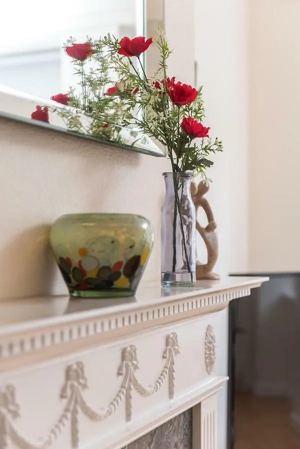 Sunny & Spacious Royal Mile Apt Dating From 1677 Edinburg