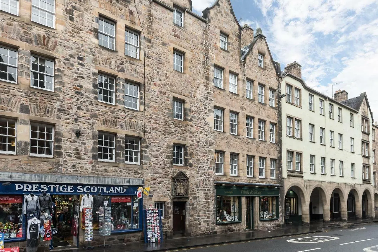 Sunny & Spacious Royal Mile Apt Dating From 1677 إدنبرة شقة