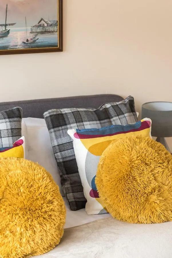 Sunny & Spacious Royal Mile Apt Dating From 1677 إدنبرة 0*,  المملكة المتحدة