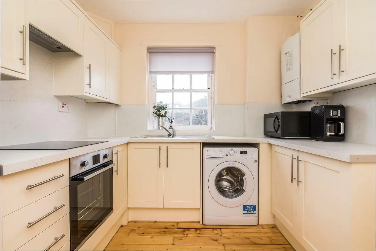 Sunny & Spacious Royal Mile Apt Dating From 1677 إدنبرة شقة