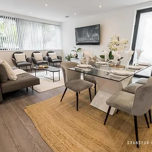 https://apt-stunning-townhouse-sleeps-8-garden-parking-carbery-ridge.tophotelsbath.com